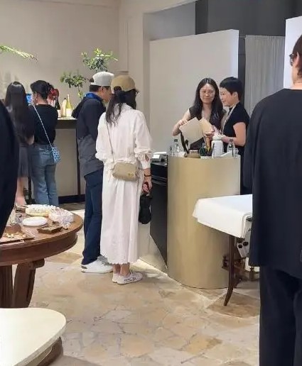 日前郭晶晶跟霍启刚于上海被捕获，二人逛平民商店很贴地。